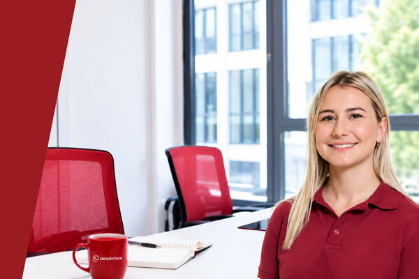 peoplefone Mitarbeiterin präsentiert peoplefone INTERNET.