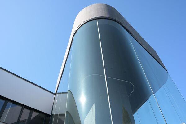 Treppenhaus mit Glasfront.