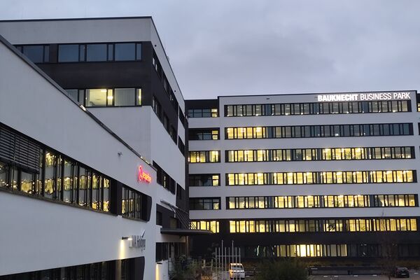 Bürogebäude Salierstraße am Abend